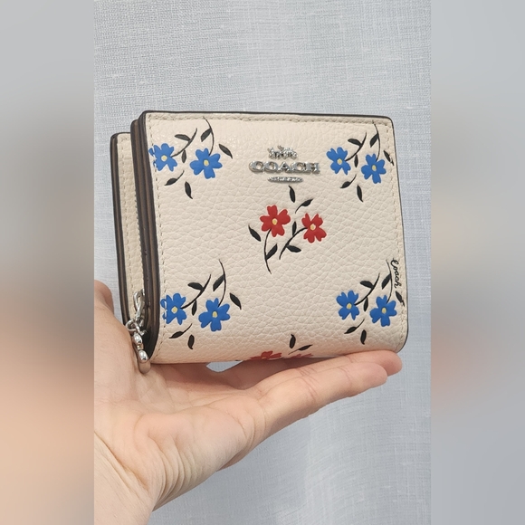 Coach Handbags - COACH Snap Wallet With Floral Print